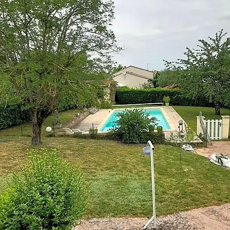 Alojamento de Acomodação e Pequeno-almoço Maison Piscine Carlus